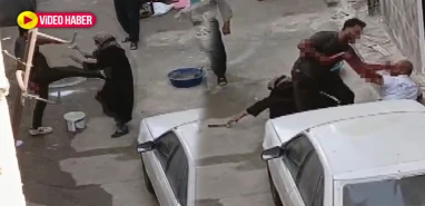 Dehşet anları kamerada! Annesini tekmeledi, abisini öldürdü