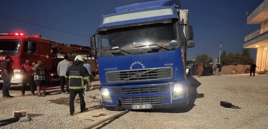 Patlayan lastiği değiştirmek isterken tırın altında kaldı!