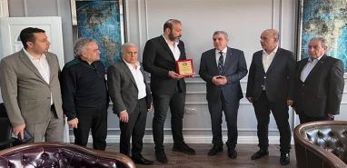 Eski başkana Şanlıurfaspor'dan forma ve plaket!