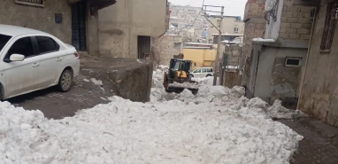 Şanlıurfa’da sokaklar kardan arındırılıyor