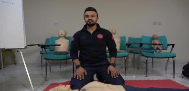 Yetişkinlerde hemlich manevrası nasıl yapılır? Uzmanı açıkladı!