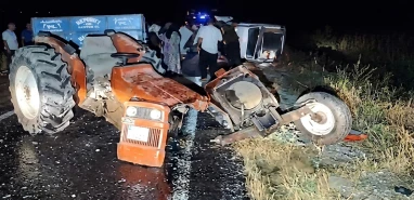 Şanlıurfa’da zincirleme kazada traktör ikiye ayrıldı: Yaralılar var