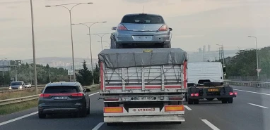 "Bunu ancak Urfalı düşünür" dedirten manzara! Tırın sürücüsünden akılalmaz yöntem
