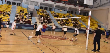 Siverek’te voleybol heyecanı! Öğretmenlerden kıyasıya mücadele