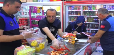 Şanlıurfa’da zabıta rafları boşalttı, cezayı kesti!