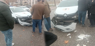 Şanlıurfa’da yürekler ağza geldi! Eğitim alanında kamyonla otomobil çarpıştı