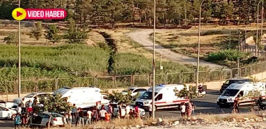 Şanlıurfa’da araç direğe çarptı, kaldırımdaki genç bayıldı