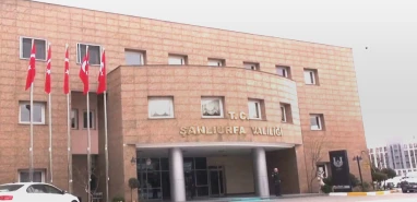Şanlıurfa'da Hükümet Konağı binasına çıkan şahıs atlamak istedi!