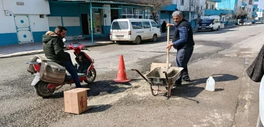 Şanlıurfa’da vatandaşlar kendi yolunu kendisi onardı!