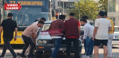 Şanlıurfa’da gençler yolda kalan aracı elleriyle alıp kenara çekti!