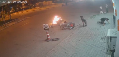 Şanlıurfa’da kaza sonrası motosiklet alev aldı!