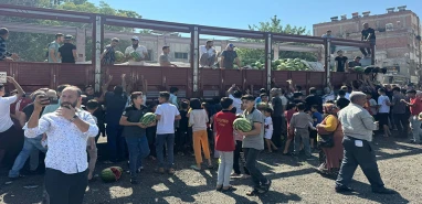 Para kazanmadı, gönül kazandı! Şanlıurfa'da 27 ton karpuzu ücretsiz dağıttı
