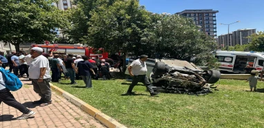 Şanlıurfa'da akıl almaz kaza! Otomobil parka uçtu, ters döndü: Yaralılar var