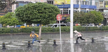 Şanlıurfa'da aniden bastıran yağmur ortalığı birbirine kattı!