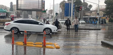 Şanlıurfa’da bir anda bastırdı! Vatandaşlar kaçacak yer aradı