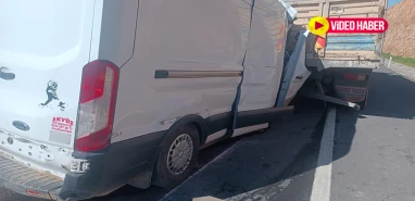 Şanlıurfa’da feci kaza: Minibüs tıra ok gibi saplandı