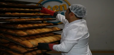 Şanlıurfa’da iftar sofralarına binlerce ücretsiz ekmek!