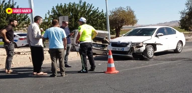Şanlıurfa’da iki otomobil kavşakta çarpıştı