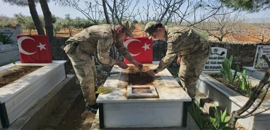 Şanlıurfa’da jandarma ekipleri şehit mezarlarını elleriyle temizledi