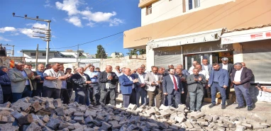 Şanlıurfa'da kış kapıya dayanınca belediyenin aklına asfalt geldi! Üstelik törenle...