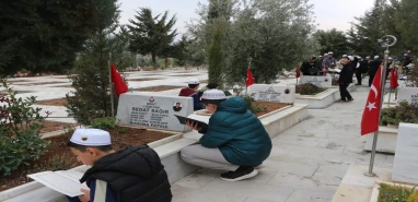 Şanlıurfa’da küçük hafızlar şehitlerin mezarı başında hatim yaptı