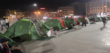 Şanlıurfa’da meydanda çadırla gece nöbeti!