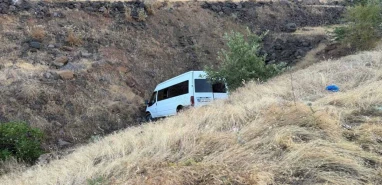 Şanlıurfa’da tarım işçilerini taşıyan minibüs şarampole uçtu! Yaralılar var