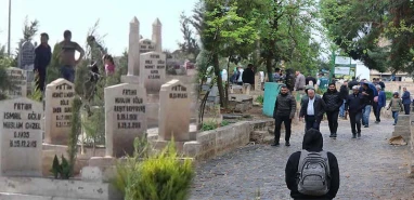 Şanlıurfa’da yağmura rağmen akın ettiler!  Ölüden çok diri var