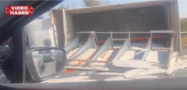 Şanlıurfa’da kamyonet yan yattı! Malzemeler yola saçıldı