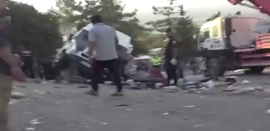 Katliam gibi kaza: 5 ölü, 17 yaralı