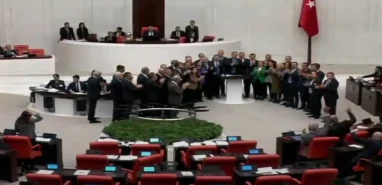 CHP'li vekiller emekli zammını alkışlayarak protesto etti!