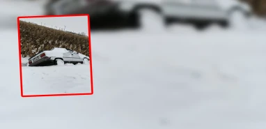 Şanlıurfa’da kar kazası!  Otomobil şarampole sürüklendi