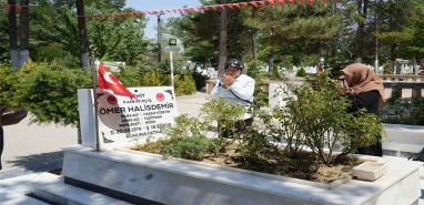 Şehit Ömer Halisdemir’in kabri ziyaretçi akınına uğradı