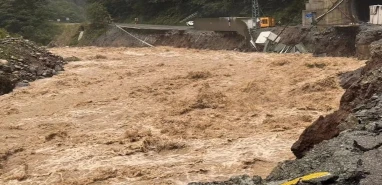 Sel suları yolu yıktı! 1500 kişi mahsur kaldı