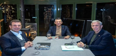 CHP'de üçlü zirve! Özgür Özel, Ekrem İmamoğlu ve Mansur Yavaş görüştü...