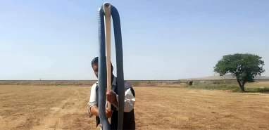 Sıcaklar artınca Güneydoğu’yu istila ettiler! Tarlasındaki dev yılanı sopasıyla yakaladı