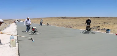 Siverek’te beton yol çalışması