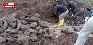 Şanlıurfa'da hasar gören sulama göletini vatandaşlar onardı