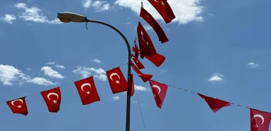 Siverek de ay yıldızlı bayraklarla donatıldı