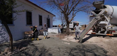 Siverek Belediyesi kırsaldaki okul bahçelerini yeniliyor