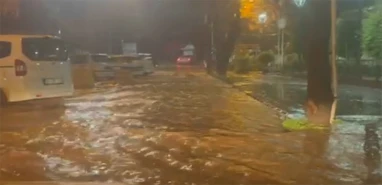 Siverek'te araçlar yüzerek ilerliyor