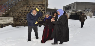 Siverek'te kar engeline takıldı: Ekipler tarafından hastaneye ulaştırıldı