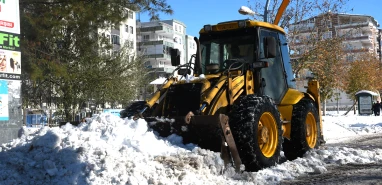 Siverek’te karın izleri kamyonlarla siliniyor