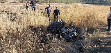 Devrilen traktörün altında can verdi!