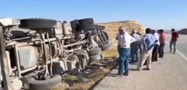 Adıyaman-Şanlıurfa yolunda kamyon devrildi!