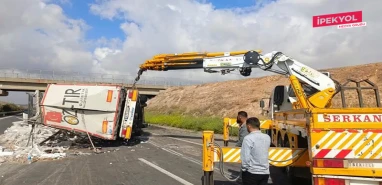 Şanlıurfa'da kontrolden çıkan tır yola devrildi: 1 yaralı