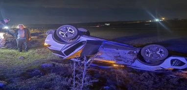 Şanlıurfa’da tahliye sevinci yarıda kaldı! Otomobil şarampole devrildi