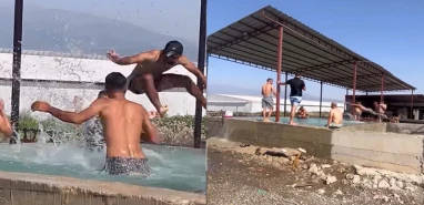 Tarım işçileri maydanoz havuzunda serinledi