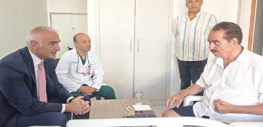 Şanlıurfalı ünlü sanatçıya Bakan Ersoy’dan ziyaret