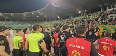 Şanlıurfaspor maçı sonrası gerginlik! Hakeme şişe fırlattılar
